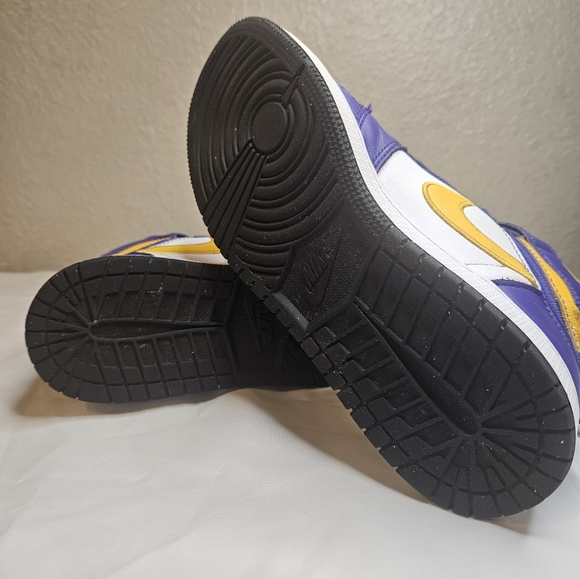 Air Jordan 1 High FlyEase Laker - Youth 4.5 - Picture 8 of 9